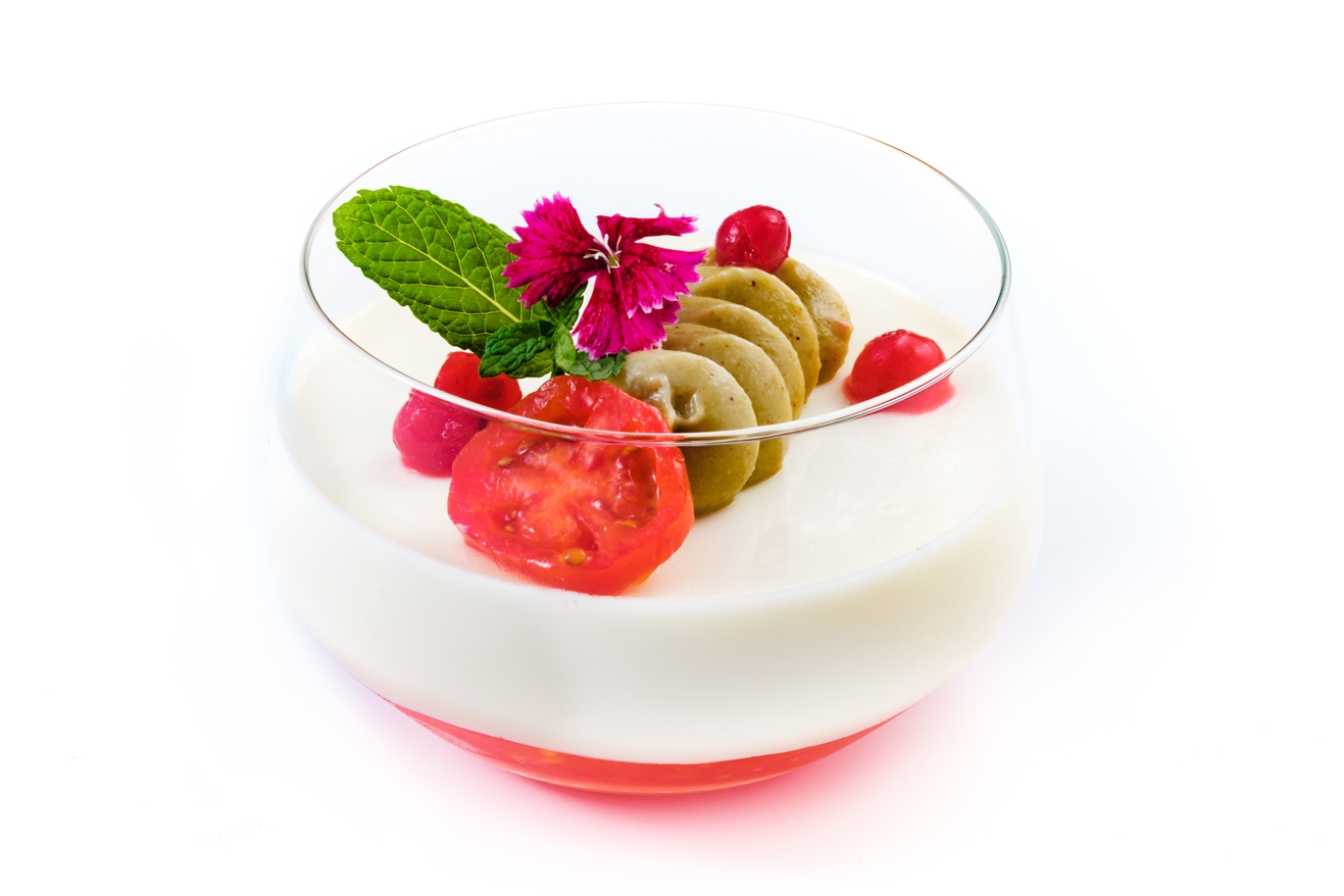 Una receta para Panna Cotta con crema de aguacate y mermelada de tomate |  Debic